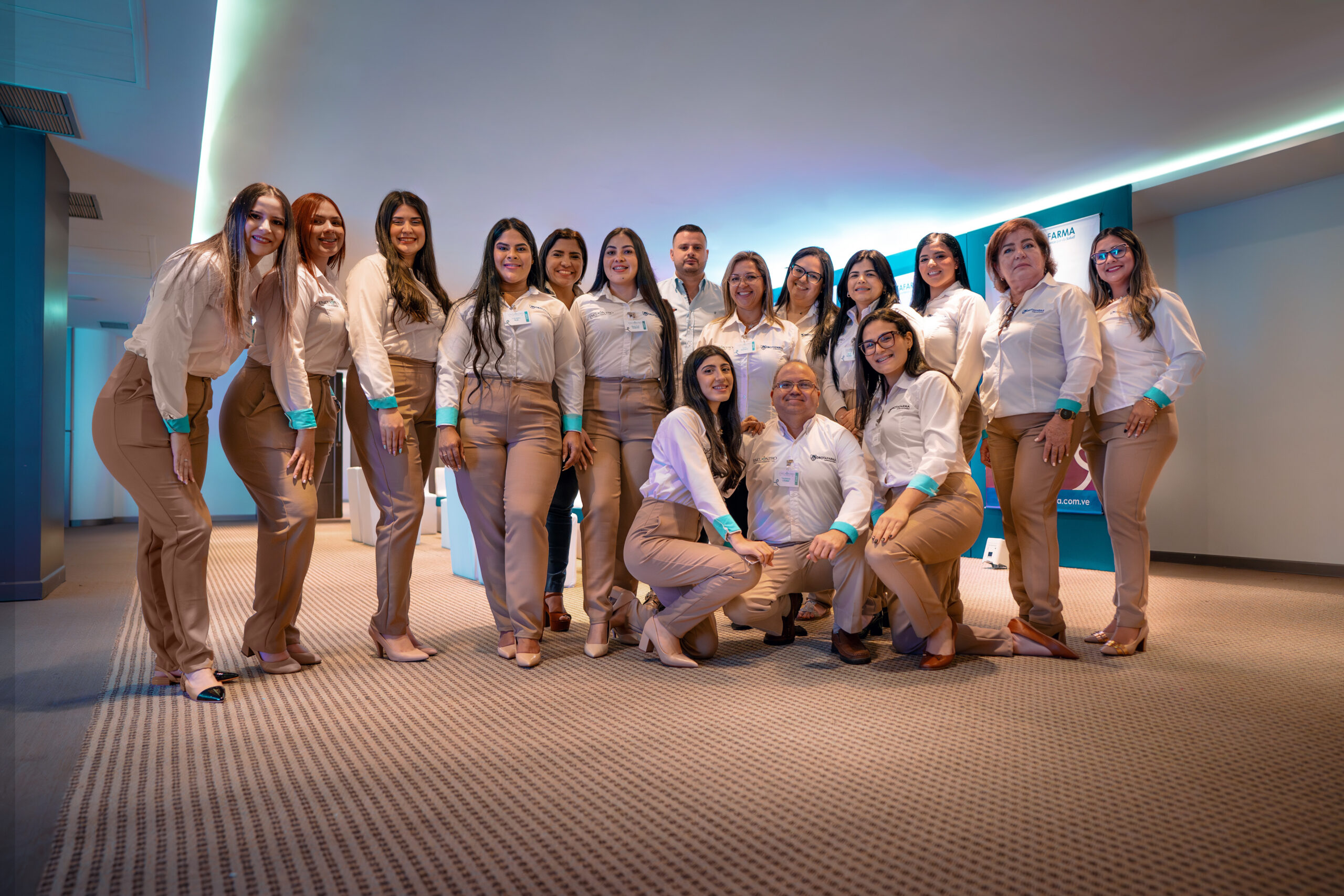 Fotografía del equipo de Drotafarma al cierre del evento en Puerto Ordaz.