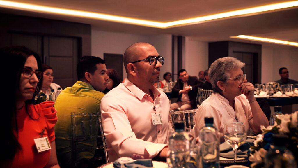 Invitado especial compartiendo su experiencia durante el evento.