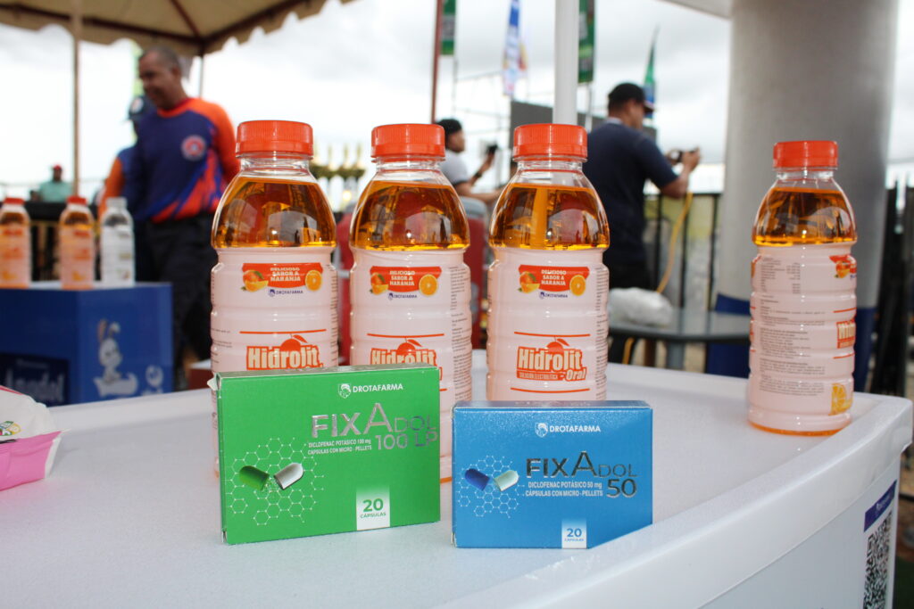 Distribución de Hidrolit a los pilotos durante el evento de piques de asfalto.