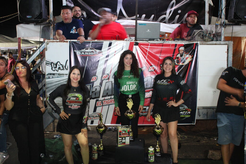 Entrega de trofeo al ganador de la categoría 10/90 por parte del equipo de Drotafarma.