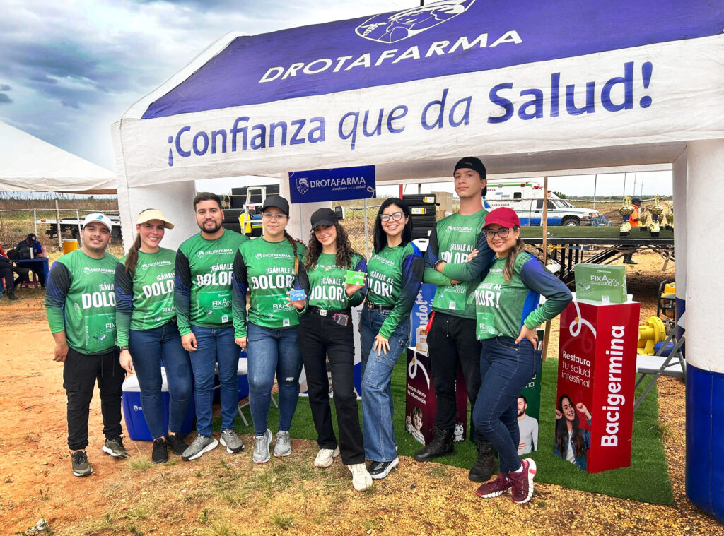 Equipo de Drotafarma reunido durante la cobertura del evento automovilístico.