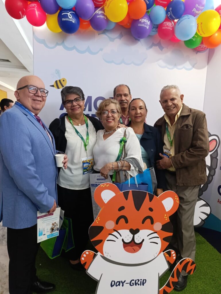 Foto grupal de pediatras asistentes al evento junto al equipo de Drotafarma en Puerto Ordaz.