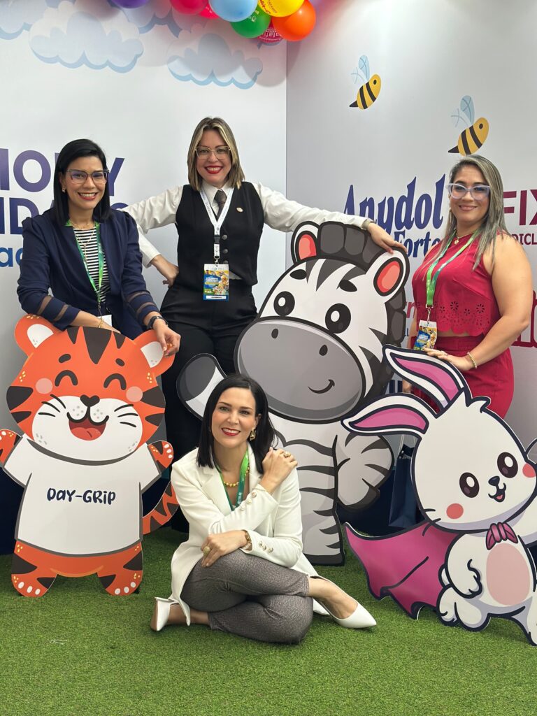 Entrega de muestras médicas de DayGrip a pediatras durante las jornadas científicas en el Hotel Rosa Bela.
