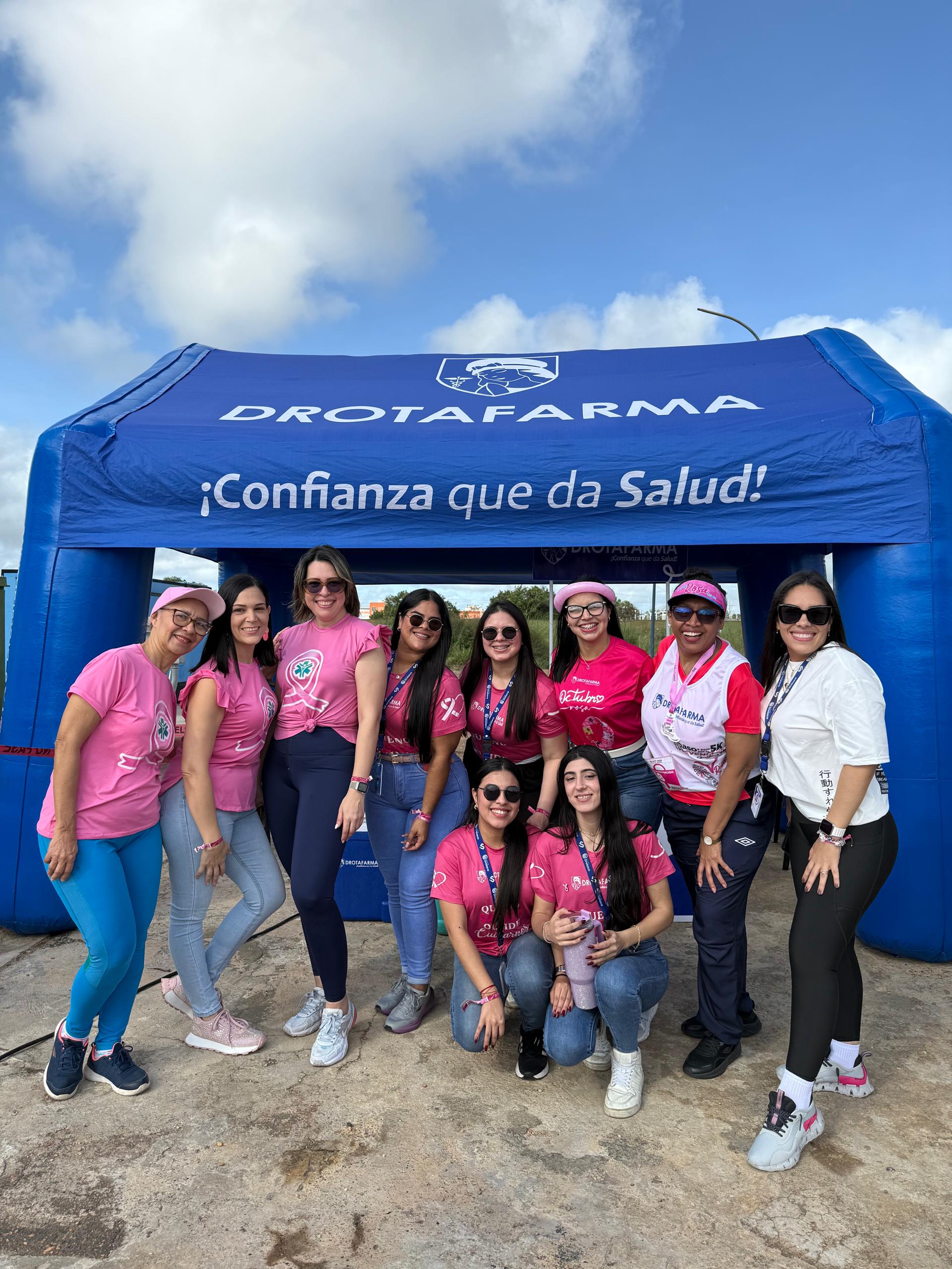 Equipo Drotafarma participando en actividades del Mes Rosa 2025, promoviendo la detección temprana.