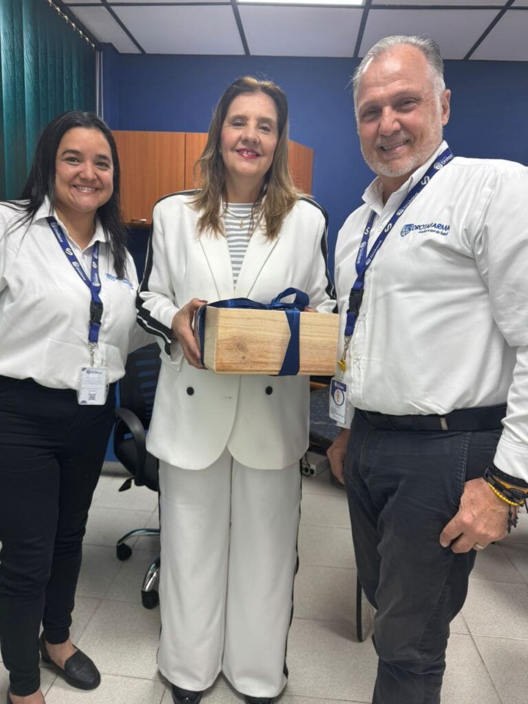 Presidenta de cardiología durante la entrega de material institucional.