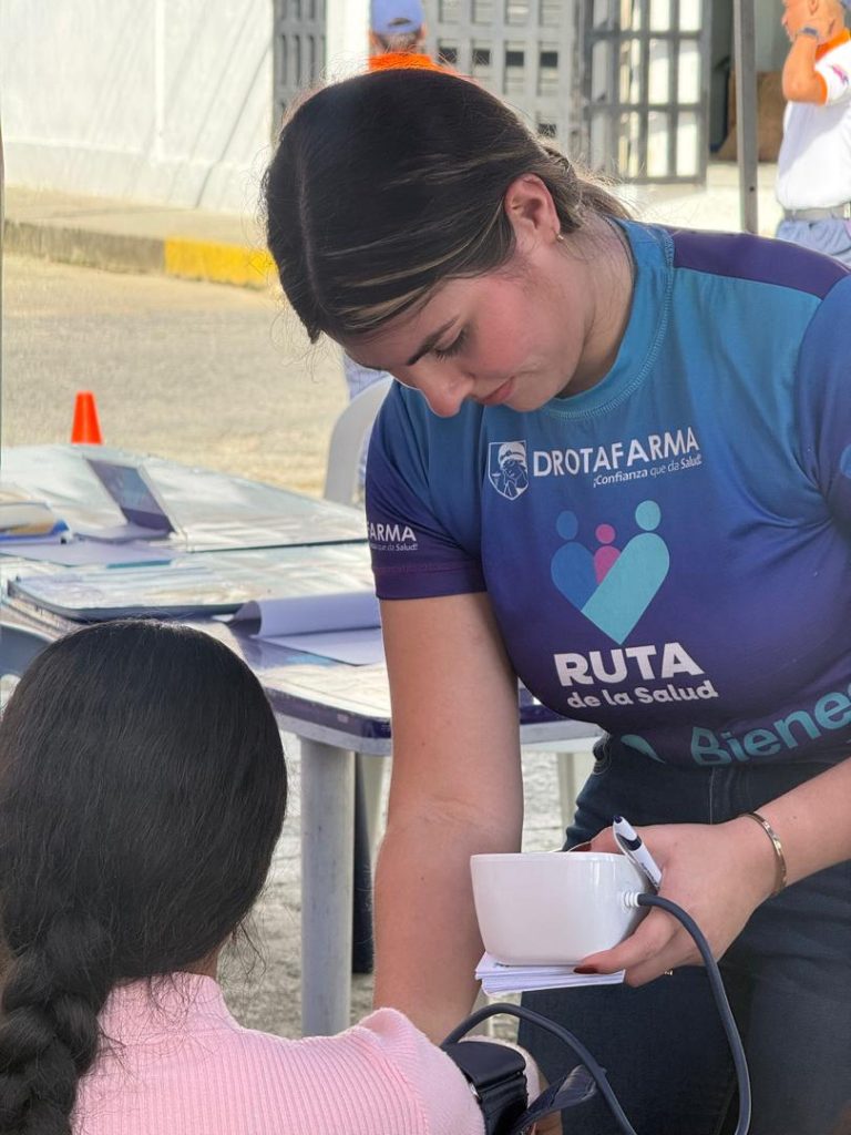 Ruta de la Salud Febrero con consultas médicas y vacunación
Atención médica comunitaria en Sucre durante jornada Drotafarma