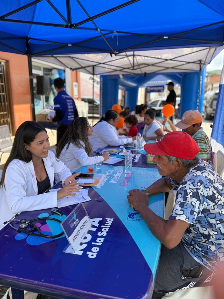Ruta de la Salud Febrero con consultas médicas y vacunación
Atención médica comunitaria en Sucre durante jornada Drotafarma