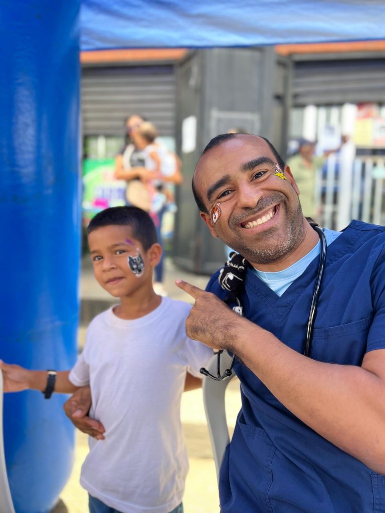Ruta de la Salud Febrero con consultas médicas y vacunación
Atención médica comunitaria en Sucre durante jornada Drotafarma
