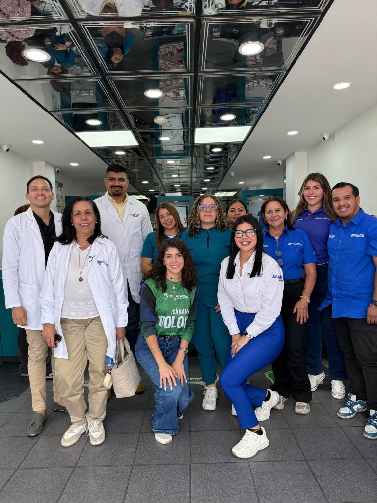 Equipo de Drotafarma ofreciendo atención médica comunitaria