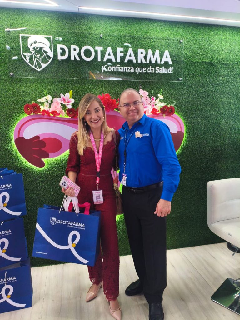 Especialistas visitando el stand de Drotafarma durante congreso médico