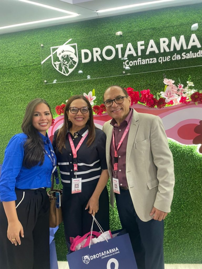 Especialistas visitando el stand de Drotafarma durante congreso médico