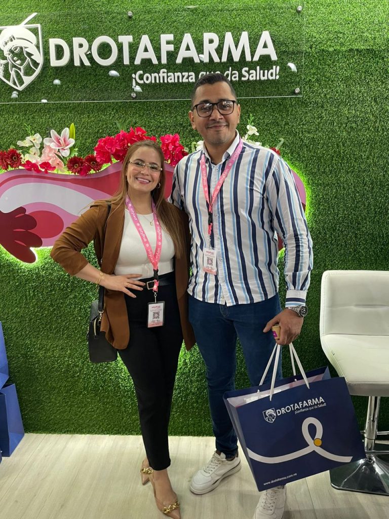 Especialistas visitando el stand de Drotafarma durante congreso médico