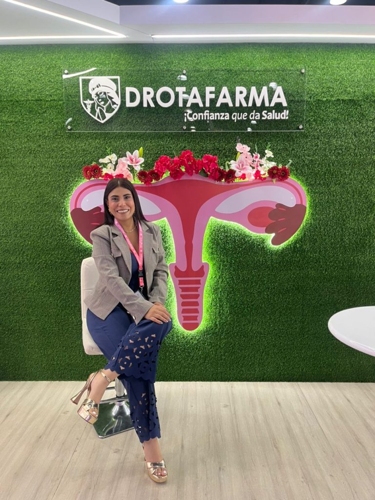 Especialistas visitando el stand de Drotafarma durante congreso médico