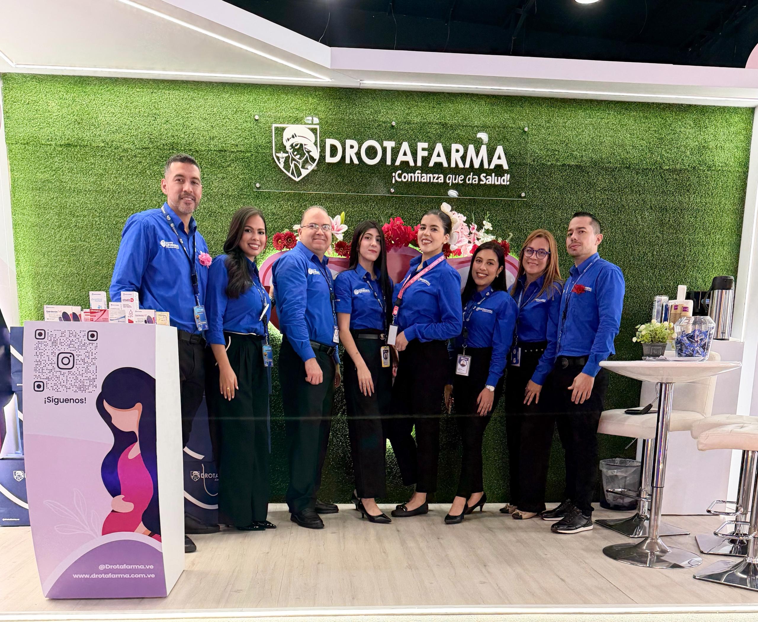 Fotografía grupal del equipo Drotafarma en evento médico científico